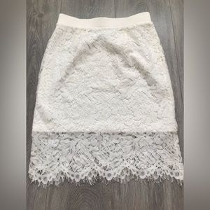 White skirt in size s